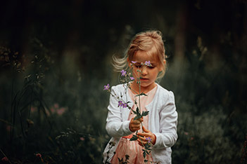 Photo shows a girl in a safe and secure summer milieu.