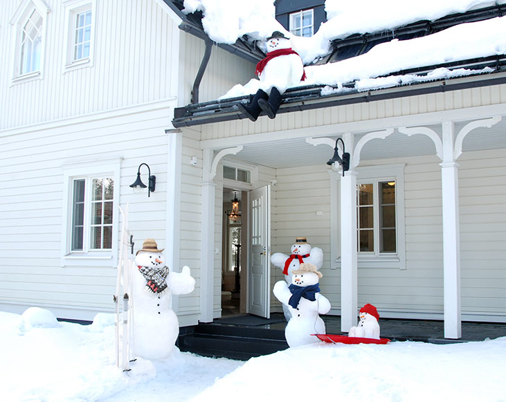 Photo shows a snow man family welcoming Villa Cone Beach guests for friendly luxury holiday.