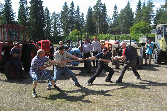 Photo shows village people's tug-of-war play in a community event.